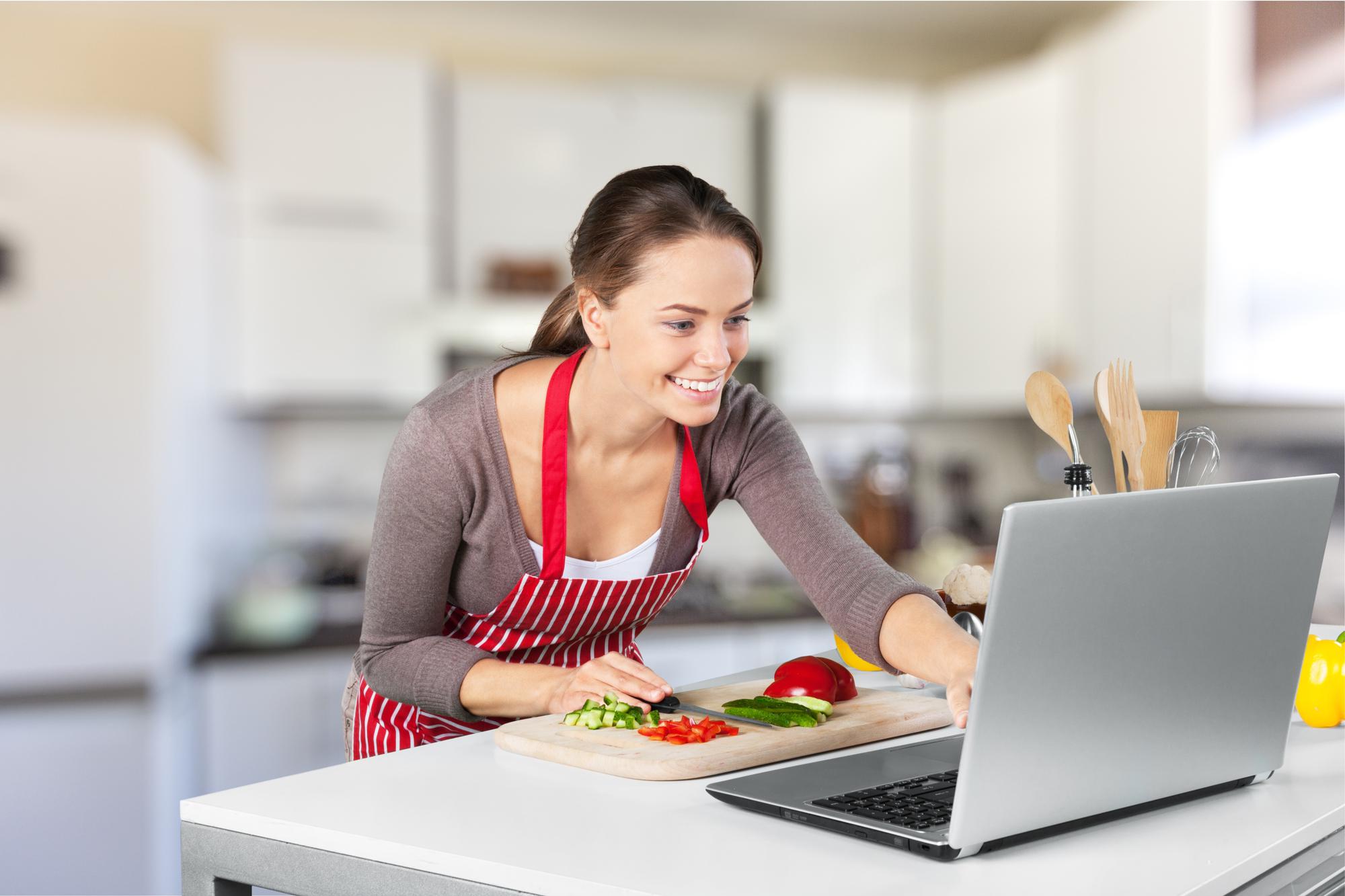 Studente che segue una lezione online